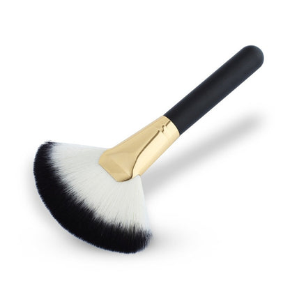 Fan-shaped makeup brush with wooden handle