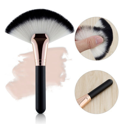 Fan-shaped makeup brush with wooden handle